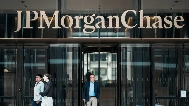 ภาพแฟ้ม: ผู้คนเดินออกจากสำนักงานใหญ่ของ JPMorgan Chase & Co. ในนครนิวยอร์ก สหรัฐอเมริกา วันที่ 1 เมษายน 2026 REUTERS/Eduardo Munoz/ภาพแฟ้ม