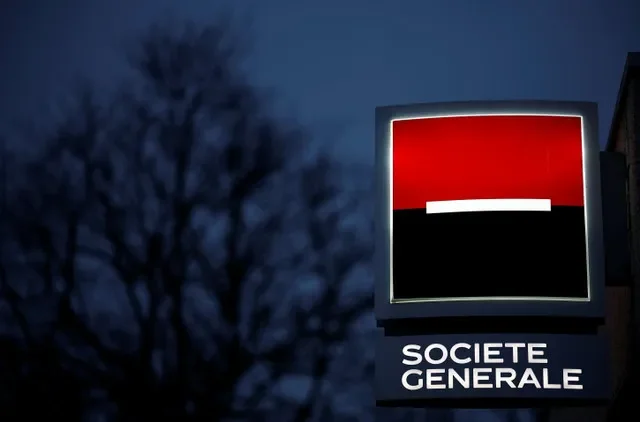 โลโก้ของธนาคารสัญชาติฝรั่งเศส Societe Generale ปรากฏอยู่ภายนอกสำนักงานธนาคารในเมืองน็องต์ ประเทศฝรั่งเศส เมื่อวันที่ 4 กุมภาพันธ์ 2022 REUTERS/Stephane Mahe