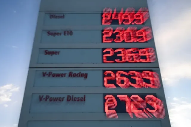 Un panel informativo muestra los precios de la gasolina y el diésel en una gasolinera de Shell en Leezen, cerca de Schwerin, Alemania, el 16 de septiembre de 2026. REUTERS/Annegret Hilse