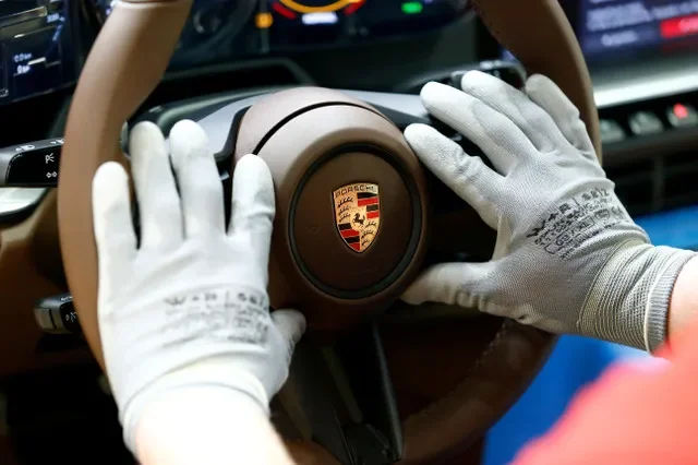 ภาพแฟ้ม: พนักงานของบริษัทผู้ผลิตรถยนต์สัญชาติเยอรมัน Porsche กำลังติดตั้งพวงมาลัยที่โรงงาน Porsche ในชตุทท์การ์ท-ซุฟเฟินเฮาเซิน ประเทศเยอรมนี เมื่อวันที่ 19 กุมภาพันธ์ 2019 ภาพถ่ายเมื่อวันที่ 19 กุมภาพันธ์ 2019 REUTERS/ราล์ฟ ออร์ลอฟสกี/ภาพแฟ้ม