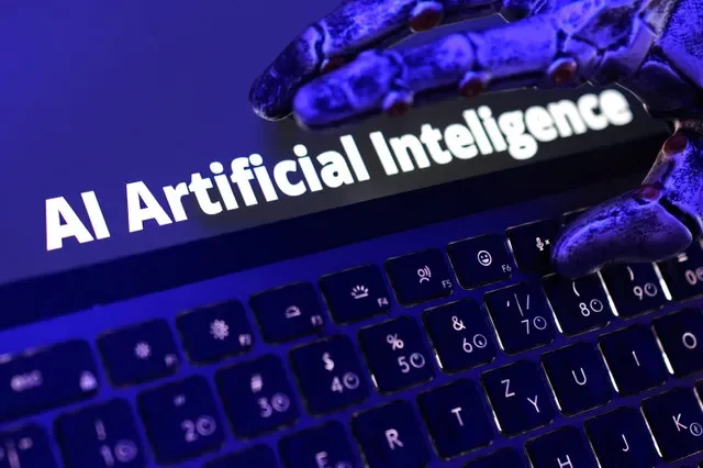 Dòng chữ "AI Artificial Inteligence", bàn phím và bàn tay robot trong hình minh họa này được chụp vào ngày 5 tháng 6 năm 2026. REUTERS/Dado Ruvic/Hình minh họa