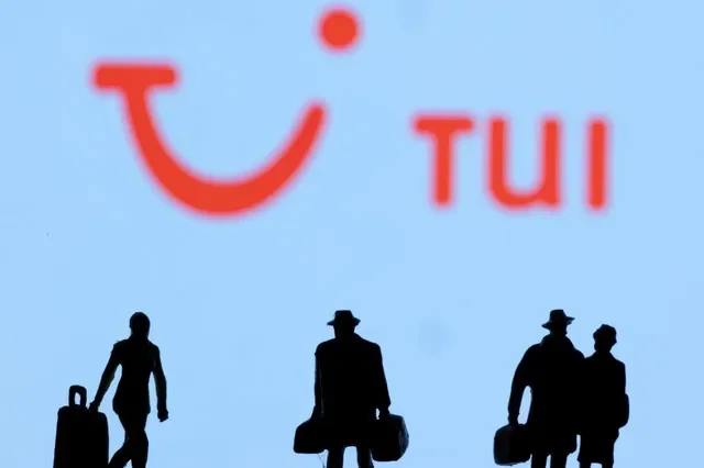 Miniaturas são vistas em frente ao logotipo da Tui nesta ilustração feita em 27 de fevereiro de 2022. REUTERS/Dado Ruvic/Ilustração