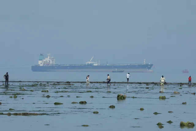 資料照片:2026年3月11日,在印度古吉拉特邦阿拉伯海的納拉拉海洋國家公園,遊客正在觀賞海洋生物,背景為載有俄羅斯石油的「MT Desert Kite」號油輪。路透社/阿米特·戴夫/資料照片