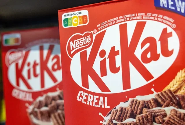 علب حبوب KitKat، وهي جزء من محفظة شركة الأغذية العملاقة Nestle، تظهر في المقر الرئيسي للشركة في فيفي، سويسرا، 21 فبراير 2024.