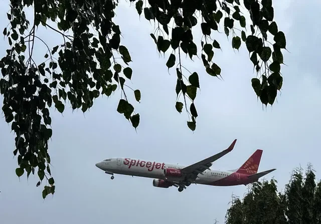 Un avión de pasajeros de SpiceJet inicia el aterrizaje en el Aeropuerto Internacional Chhatrapati Shivaji en Bombay, India, el 17 de agosto de 2026. Fotografía tomada con un teléfono móvil. REUTERS/Francis Mascarenhas