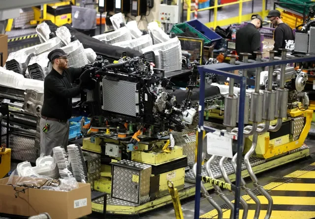 資料照片:2025年12月16日,在英國桑德蘭的Nissan汽車工廠,一名工人在Qashqai車款的產線上組裝零件。路透社/菲爾·諾布爾/資料照片