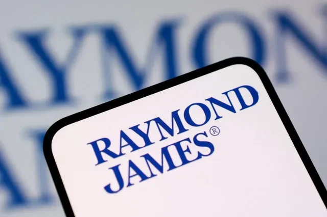 Logo của Raymond James Financial được nhìn thấy trong hình minh họa chụp ngày 3 tháng 8 năm 2026. REUTERS/Dado Ruvic/Minh họa