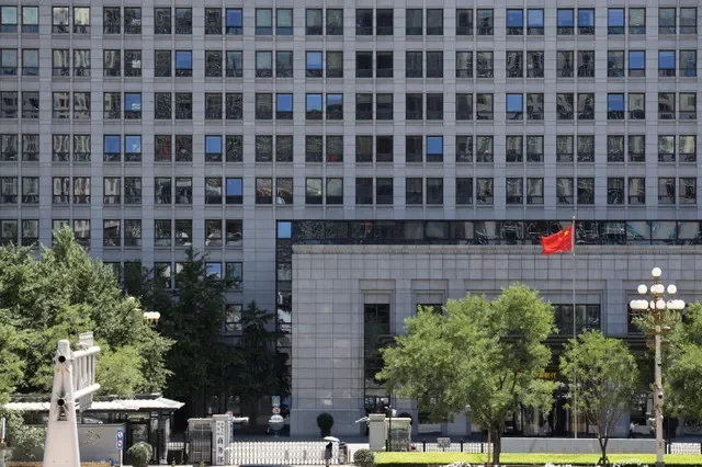 A Chinese flag flutters at the Chinese Ministry of Commerce building in Beijing, China June 4, 2025. REUTERS/Florence Lo