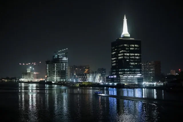 FOTO DE ARCHIVO: Un barco navega cerca de las Civic Centre Towers por la noche en Lagos, Nigeria, el 15 de enero de 2025. REUTERS/Taiwo Arifayan/Foto de archivo