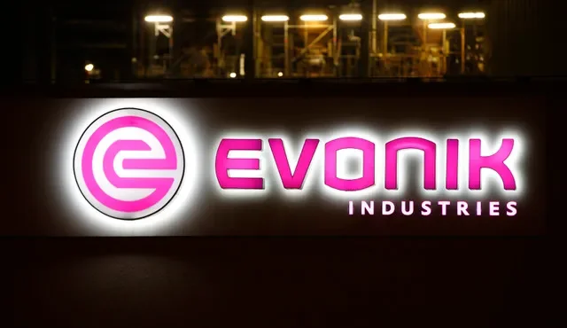 Logo của công ty hóa chất chuyên dụng Đức Evonik Industries AG tại nhà máy ở Bitterfeld, Đức, ngày 29 tháng 2, 2016. REUTERS/Fabrizio Bensch