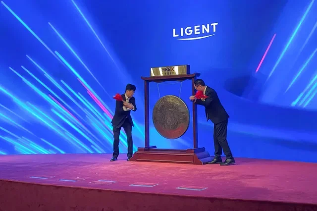 مراسم قرع الجونج أثناء إدراج شركة Ligent Technologies Inc في بورصة هونغ كونغ في هونغ كونغ، الصين، 22 سبتمبر 2026. اُلتقطت الصورة باستخدام هاتف محمول. REUTERS/Yantoultra Ngui