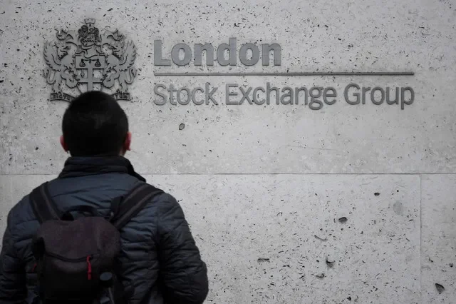 ภาพแฟ้ม: ผู้คนเดินผ่านสำนักงาน London Stock Exchange Group ในนครลอนดอน สหราชอาณาจักร เมื่อวันที่ 29 ธันวาคม 2017 REUTERS/โทบี เมลวิลล์/ ภาพแฟ้ม