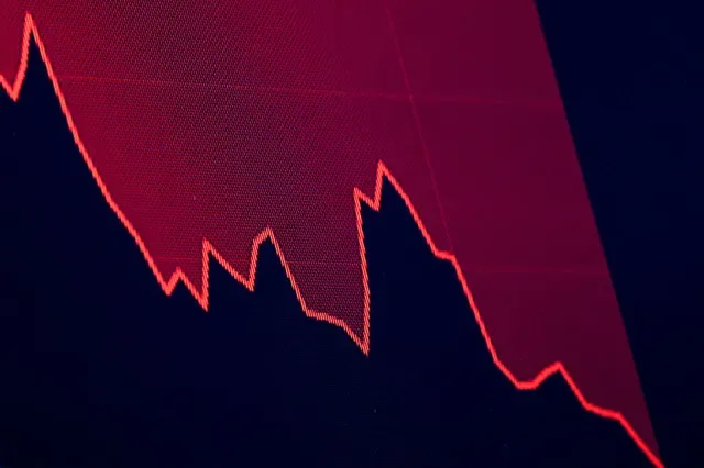 صورة أرشيفية: رسم بياني لتتبع تداولات الأسهم يظهر على شاشة في بورصة نيويورك (NYSE) في مدينة نيويورك، الولايات المتحدة، في 8 سبتمبر 2026. REUTERS/بريندان ماكديرميد/ صورة أرشيفية