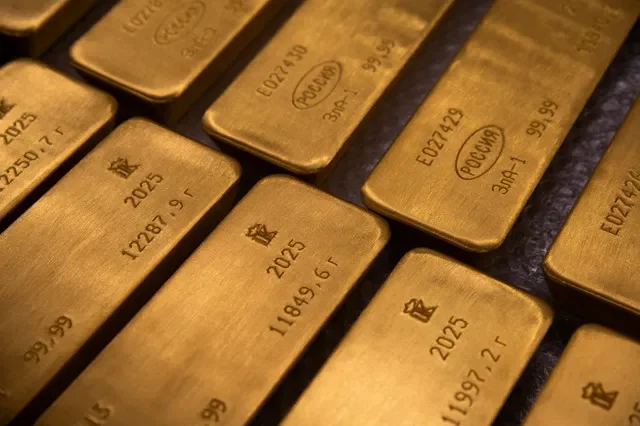 Lingotes de ouro 99,99% puro em uma sala de trabalho durante a produção na fábrica de metais preciosos Krastsvetmet, na cidade siberiana de Krasnoyarsk, Rússia, em 16 de junho de 2026. REUTERS/Alexander Manzyuk