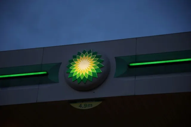 ภาพแฟ้ม: โลโก้ของ British Petrol BP ที่สถานีบริการน้ำมันในเปียนกูฟ ประเทศโปแลนด์ เมื่อวันที่ 8 มิถุนายน 2022 REUTERS/Kacper Pempel/ ภาพแฟ้ม