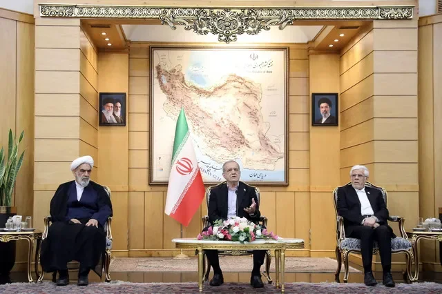 الرئيس الإيراني مسعود بزشكيان يتحدث قبل مغادرته إلى نيويورك، في مطار مهرآباد في طهران، إيران، 22 سبتمبر 2026. موقع الرئاسة الإيرانية/WANA (West Asia News Agency)/Handout via REUTERS