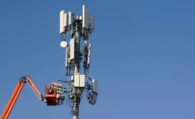 ทีมงานผู้รับเหมาของ Verizon กำลังติดตั้งอุปกรณ์โทรคมนาคม 5G บนเสาสัญญาณในเมืองโอเรม รัฐยูทาห์ สหรัฐอเมริกา เมื่อวันที่ 3 ธันวาคม 2019 REUTERS/จอร์จ เฟรย์