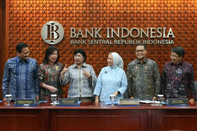 Indonesia's Central Bank Governor Destry Damayanti, talks with her deputies, as they arrive for a press conference at Bank Indonesia's headquarters in Jakarta, Indonesia, September 23, 2026. REUTERS/Claudio Pramana