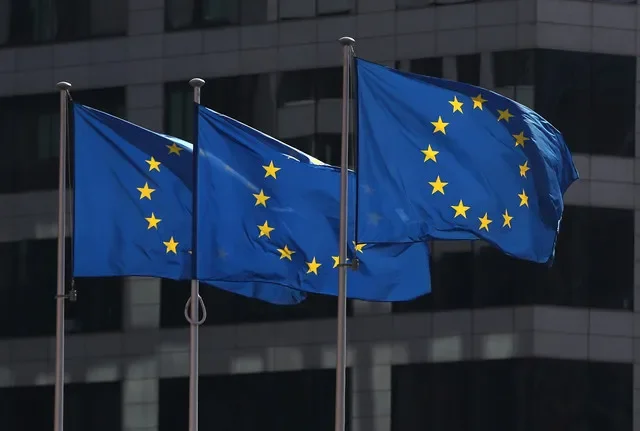 Banderas de la Unión Europea ondean frente a la sede de la Comisión Europea en Bruselas, Bélgica, el 10 de abril de 2019. REUTERS/Yves Herman