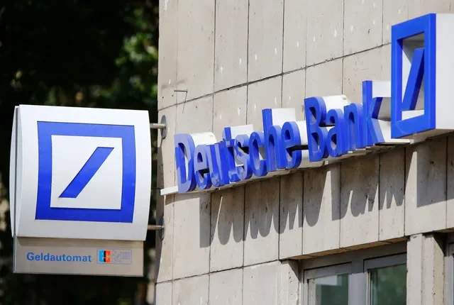 2016年7月18日、ドイツ・ケルンにあるドイツのDeutsche Bank支店のロゴ。ロイター/ヴォルフガング・ラッタイ