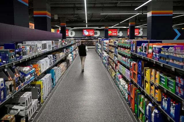 FOTO DE ARCHIVO: Una persona camina por un pasillo en una tienda de comestibles Aldi en la ciudad de Nueva York, EE. UU., el 17 de junio de 2026. REUTERS/Vincent Alban/Foto de archivo