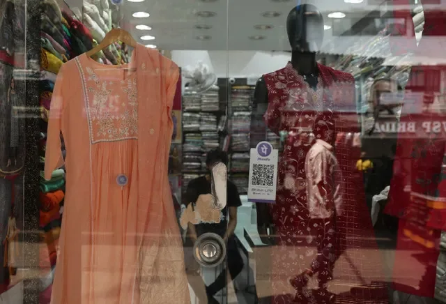 คิวอาร์โค้ดชำระเงินของ PhonePe ถูกจัดแสดงไว้ที่ร้านขายเสื้อผ้าในมุมไบ ประเทศอินเดีย วันที่ 20 กันยายน 2026 REUTERS/ฟรานซิส มัสคาเรนฮาส