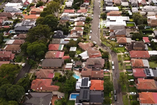 Vista aérea con dron de propiedades residenciales en Sídney, Australia, 2 de mayo de 2025. REUTERS/Hollie Adams