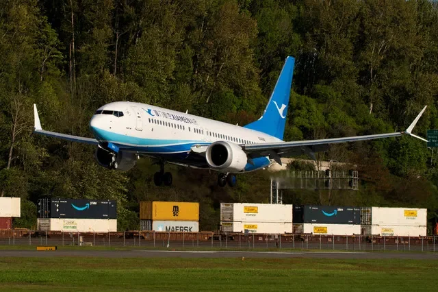 FILE PHOTO: A Boeing 737 MAX 8, the second jet intended for use by a Chinese airline to be returned to its manufacturer, lands at Boeing Field, in Seattle, Washington, U.S. April 22, 2025. REUTERS/David Ryder/File Photo