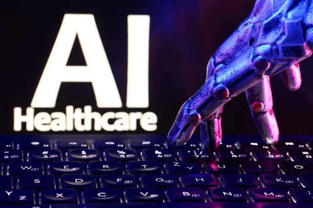 ข้อความ "AI Healthcare" แป้นพิมพ์ และมือหุ่นยนต์ในภาพประกอบนี้ถ่ายเมื่อวันที่ 23 กันยายน 2026 REUTERS/Dado Ruvic/ภาพประกอบ