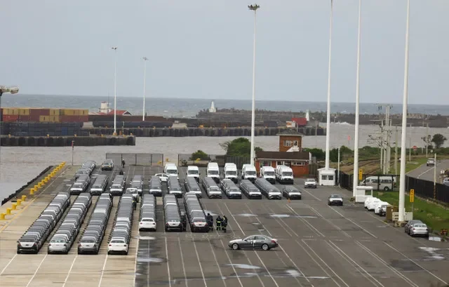 Trabalhadores estacionam veículos Mercedes-Benz recém-fabricados de uma fábrica de montagem próxima no Porto de East London antes da exportação, na cidade de KuGompo, Cabo Oriental, África do Sul, em 18 de setembro de 2026. REUTERS/Siphiwe Sibeko