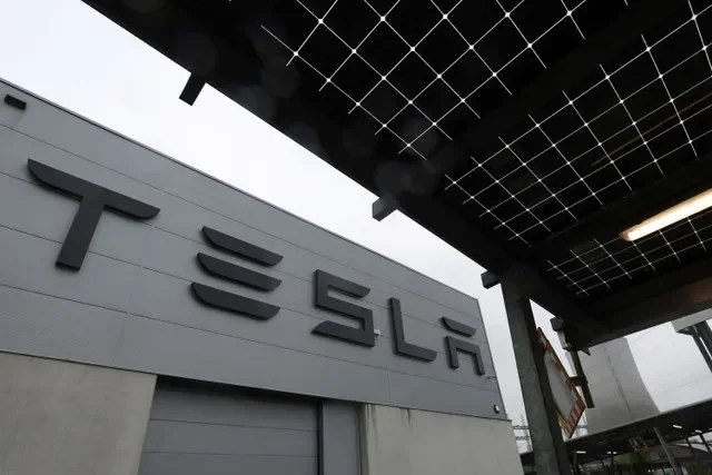 โลโก้ของ Tesla บริเวณภายนอกตัวแทนจำหน่าย Tesla ในเมืองโดรเกนบอส ประเทศเบลเยียม เมื่อวันที่ 24 เมษายน 2025 รอยเตอร์/อีฟส์ เฮอร์แมน