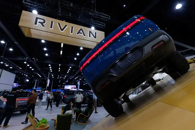 شعار شركة الشاحنات الكهربائية Rivian معروض فوق مركبة في معرض لوس أنجلوس للسيارات "AutoMobility LA" في لوس أنجلوس، كاليفورنيا، الولايات المتحدة، في 20 نوفمبر 2025. رويترز/مايك بليك/صورة من الأرشيف
