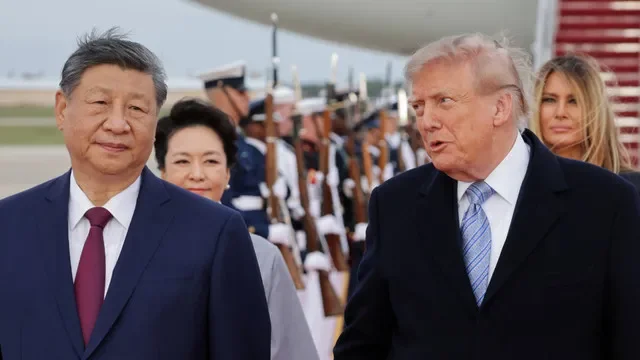 Tổng thống Mỹ Donald Trump nhìn Chủ tịch Trung Quốc Tập Cận Bình khi ông Tập đến trước chuyến thăm cấp nhà nước tại Căn cứ Liên hợp Andrews, Maryland, Mỹ, ngày 23 tháng 9 năm 2026. REUTERS/Jonathan Ernst