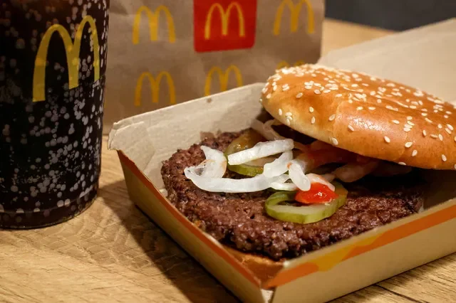 Um hambúrguer e uma Coca-Cola do McDonald's são vistos em uma imagem ilustrativa tirada na cidade de Nova York, EUA, em 24 de outubro de 2024. REUTERS/Brendan McDermid