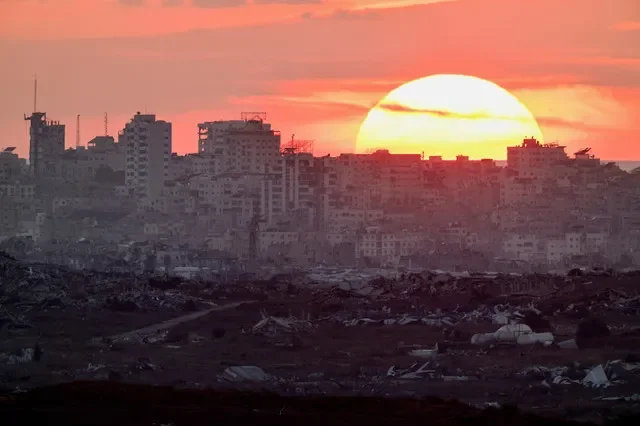 O sol se põe sobre Gaza, visto do lado israelense da fronteira, em 23 de setembro de 2026. REUTERS/Amir Cohen
