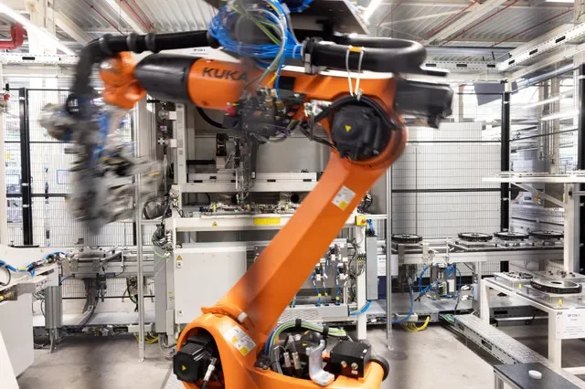 ẢNH TƯ LIỆU: Robot Kuka lắp ráp động cơ từ thông hướng trục cho xe điện trên dây chuyền lắp ráp tại nhà máy động cơ Mercedes-Benz ở Berlin, Đức ngày 9 tháng 6 năm 2026. REUTERS/Axel Schmidt/Ảnh tư liệu