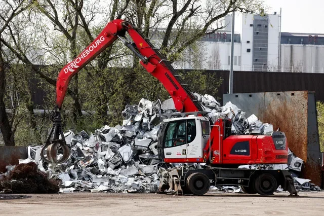 Uma grua com garra levanta máquinas de lavar descartadas na fábrica de reciclagem da Derichebourg Environnement em Gennevilliers, perto de Paris, França, a 20 de março de 2024. REUTERS/Benoit Tessier