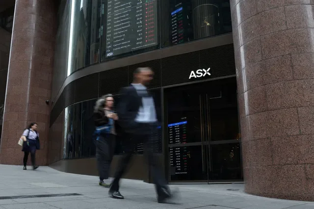 Người dân đi bộ qua Sở Giao dịch Chứng khoán Úc (ASX) tại Sydney, Úc, ngày 11 tháng 9 năm 2026.