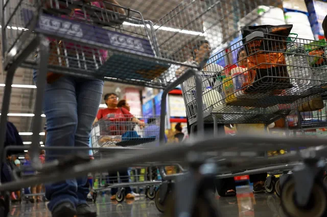 People shop at a supermarket in Ciudad Juarez, Mexico October 7, 2025. REUTERS/Jose Luis Gonzalez
