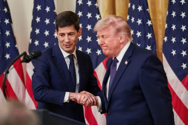 FILE PHOTO: U.S. President Donald Trump shakes hands with Federal Reserve Chair Kevin Warsh on the day of his swearing in ceremony, in the East Room of the White House in Washington, D.C., U.S., May 22, 2026. REUTERS/Evelyn Hockstein/File Photo