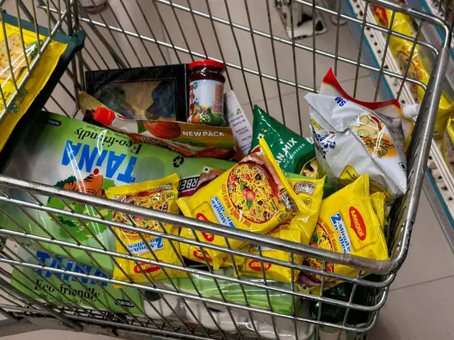 Pacotes de macarrão instantâneo Nestle Maggi de 2 minutos em um carrinho de compras em Mumbai, Índia, 19 de agosto de 2026.