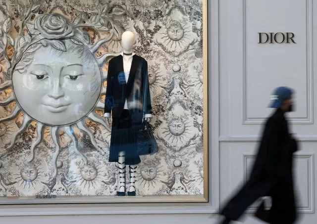 ẢNH TƯ LIỆU: Một người đàn ông đi ngang qua cửa hàng thời trang Dior tại Paris, Pháp, ngày 15 tháng 4 năm 2024.