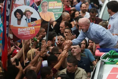Lula lidera sobre Bolsonaro em nova pesquisa