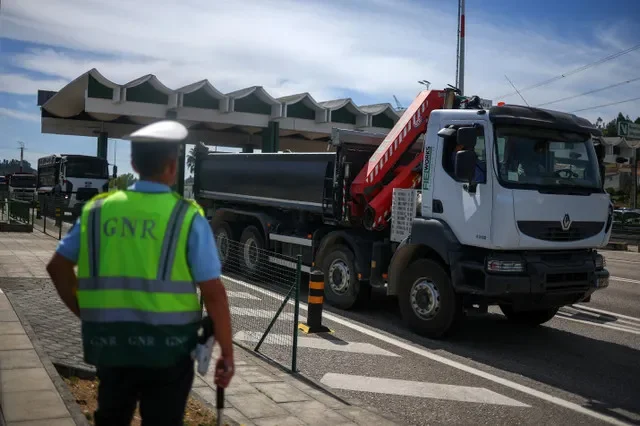 Trucks pass through a highway toll point during a slow-drive protest, as drivers demand that the government act to lower fuel prices, in Coimbra, Portugal, September 25, 2026. REUTERS/Pedro Nunes