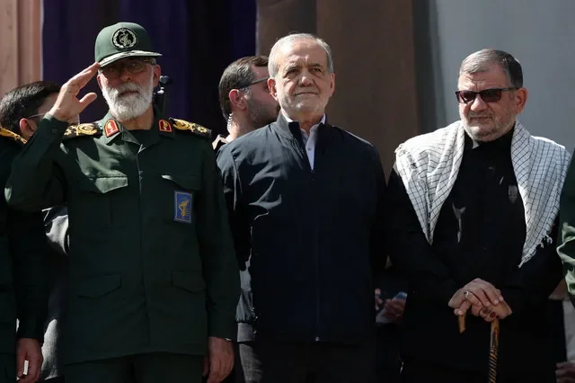 Tổng thống Iran Masoud Pezeshkian tham dự một cuộc duyệt binh tại Tehran, Iran, ngày 18 tháng 9, 2026. Majid Asgaripour/WANA qua REUTERS