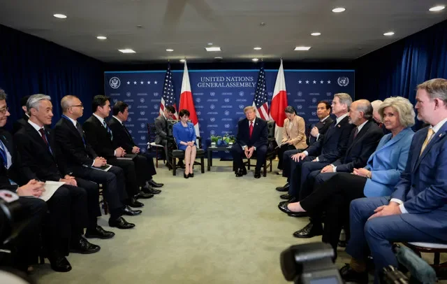 O presidente dos Estados Unidos, Donald Trump, participa de uma reunião bilateral com a primeira-ministra do Japão, Sanae Takaichi, durante a 81ª Assembleia Geral das Nações Unidas (AGNU) na cidade de Nova York, Estados Unidos, em 22 de setembro de 2026. REUTERS/Kylie Cooper