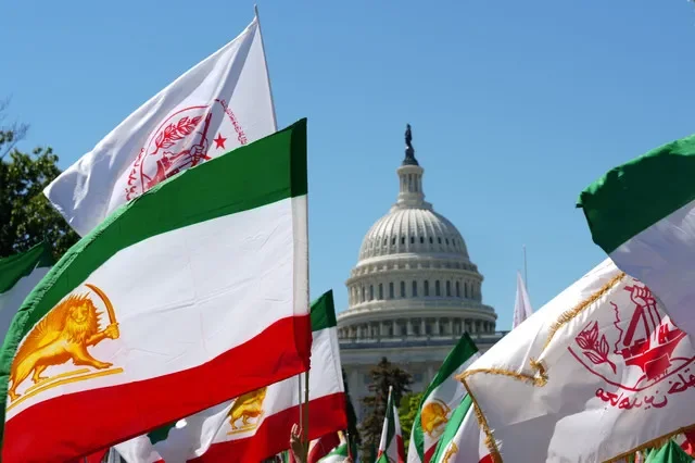 Bandeiras são seguradas por irano-americanos e apoiadores do Conselho Nacional de Resistência do Irã durante uma marcha perto do Capitólio dos EUA em Washington, D.C., EUA, em 16 de maio de 2026. REUTERS/Ken Cedeno/Foto de arquivo