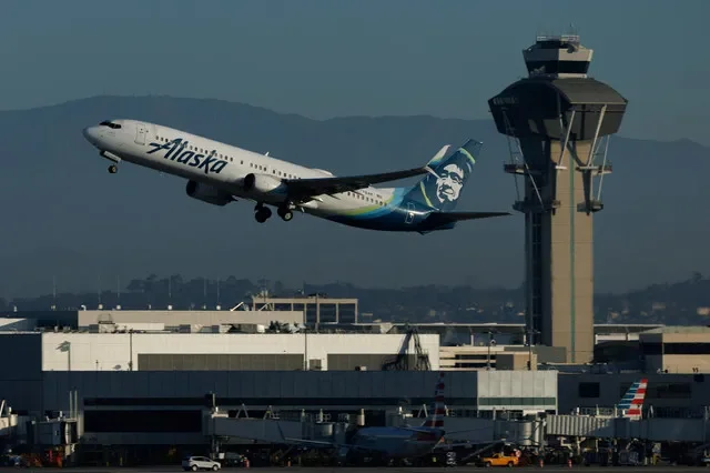FILE PHOTO: An Alaska Airlines commercial airliner takes-off from Los Angeles International Airport in Los Angeles, California, U.S., November 6, 2025. REUTERS/Mike Blake/ File Photo