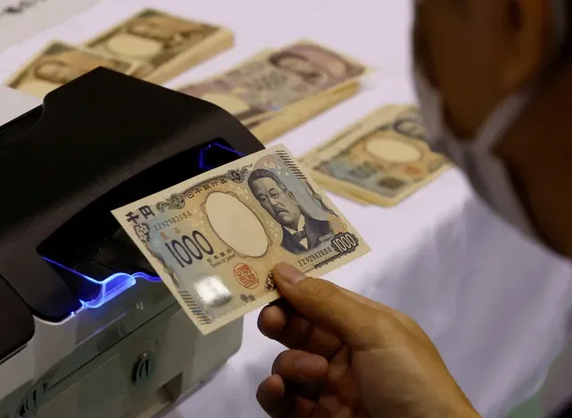 Un trabajador sostiene una muestra de un nuevo billete de yen japonés en una fábrica de la Oficina Nacional de Impresión que produce billetes del Banco de Japón durante un evento para medios sobre los nuevos billetes programados para introducirse en 2024, en Tokio, Japón, 21 de noviembre de 2022. REUTERS/Kim Kyung-Hoon