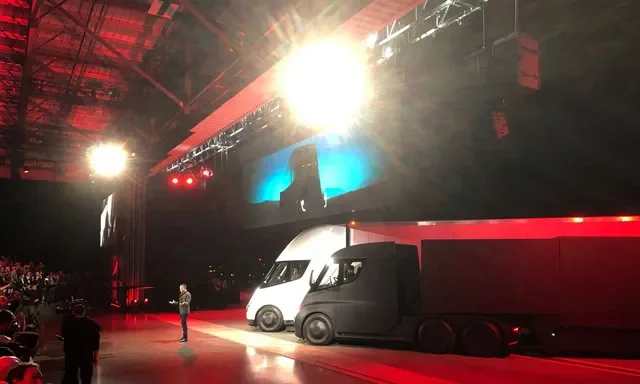 2017年11月16日、米カリフォルニア州ホーソーンでのプレゼンテーションにて、新型電動セミトラック「Tesla Semi」を初公開するTeslaのイーロン・マスクCEO。ロイター/Alexandria Sage